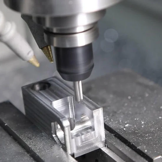 Realizza stampi per stampaggio e stampaggio di utensili hardware progressivi
